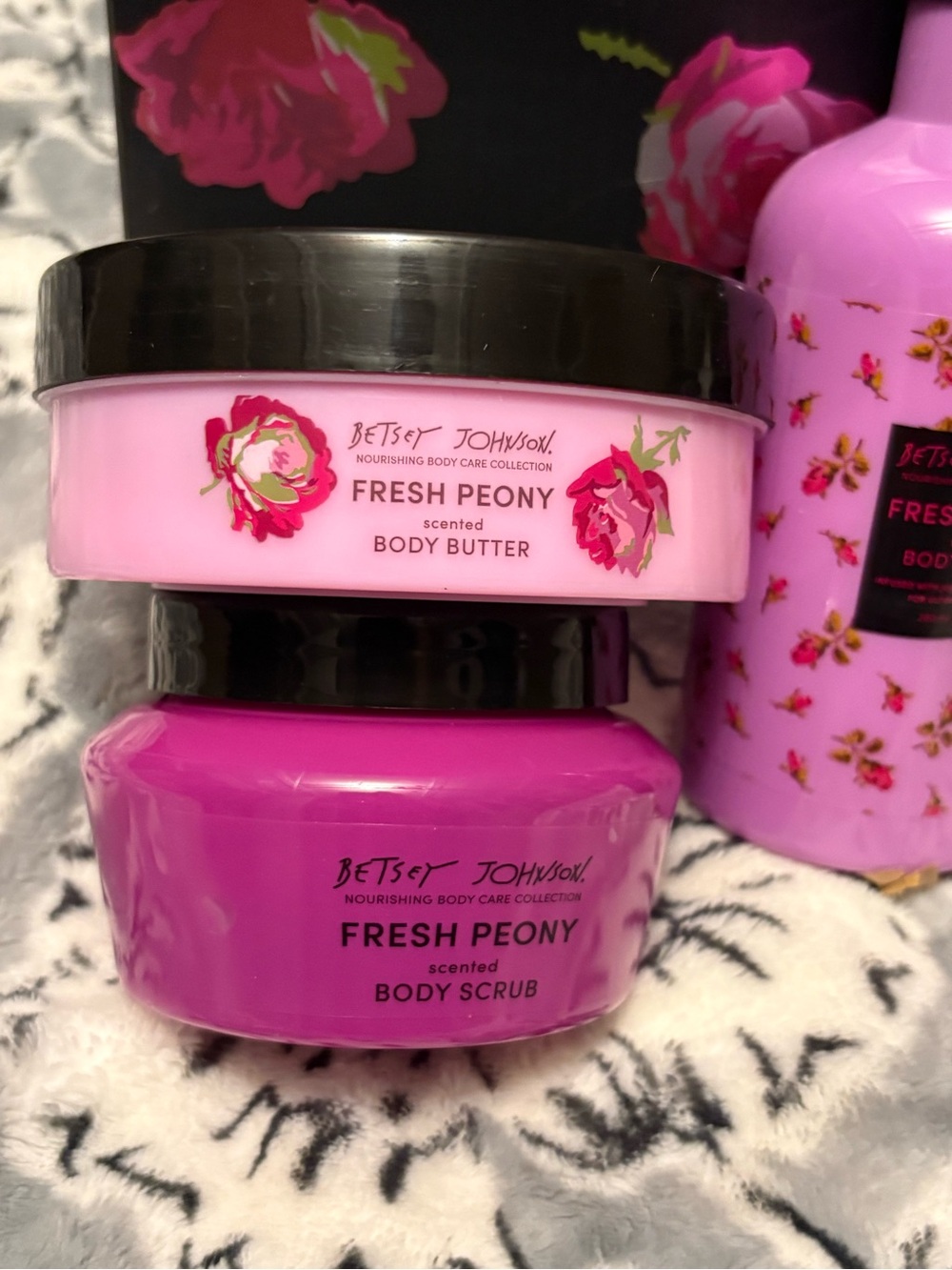 Betsey Johnson Fresh Peony Gift Set Body Wash/Lotion/Butter/Scrub Jojoba New - Picture 2 of 8